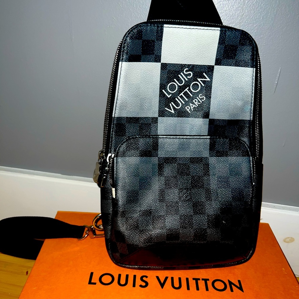 AVENUE SLING BAG